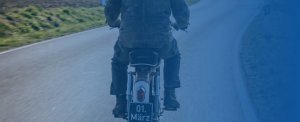 Bitte SCHWARZ fahren...! Ab März26 schwarze Kennzeichen für Mofa+ Mopeds + e-Scooter (Clickersicherung.de)